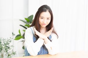 バツをする女性